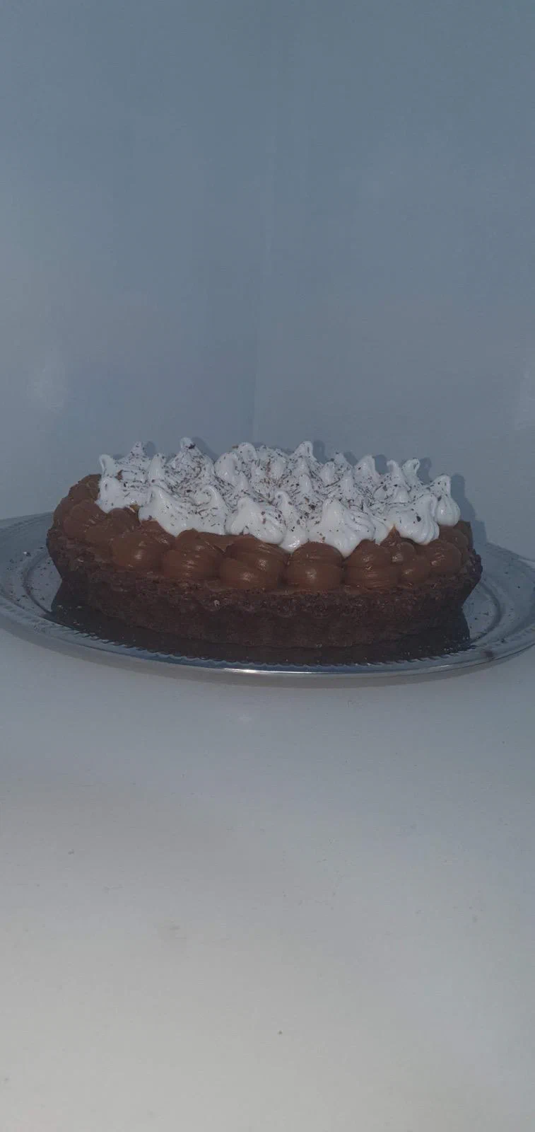 Brownie con dulce de leche y crema chantilly