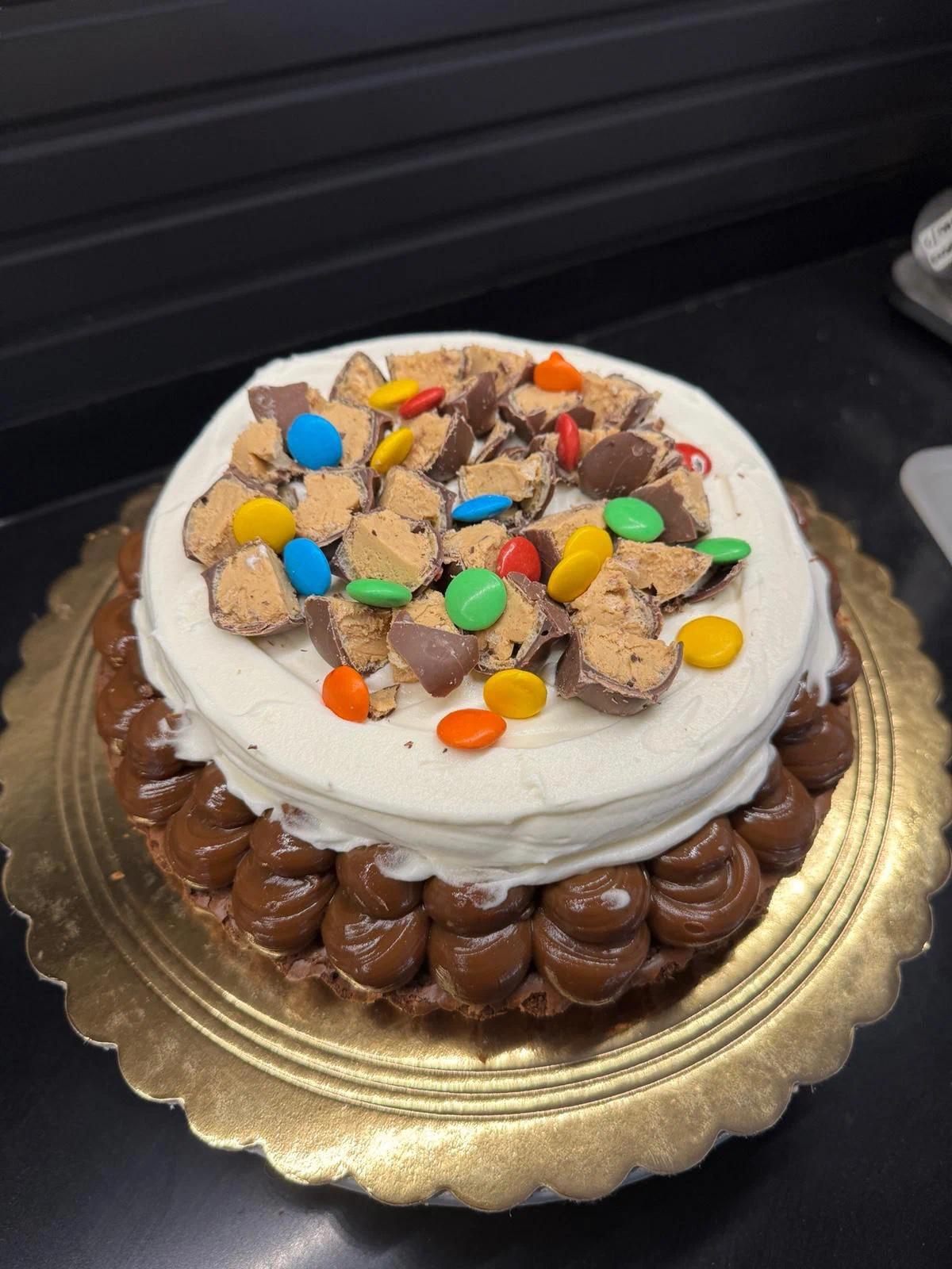 Brownie decorado con bombones y chocolates