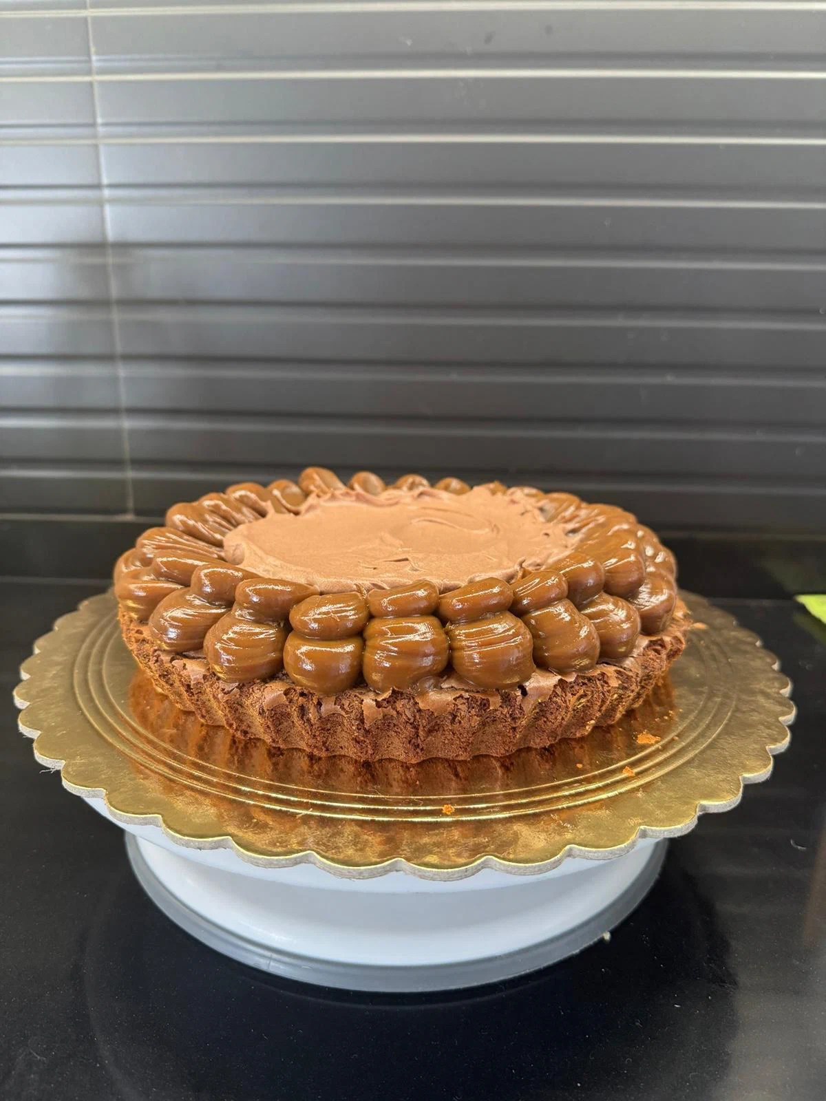 Brownie con dulce de leche y cobertura de chocolate