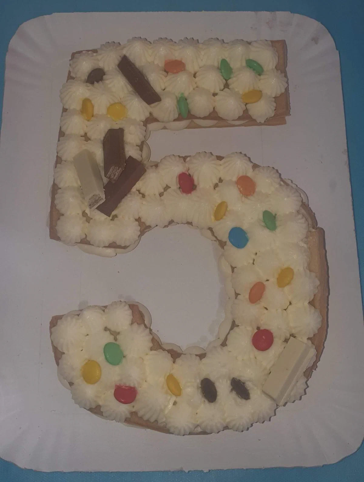 Postre en forma de número decorado con golosinas