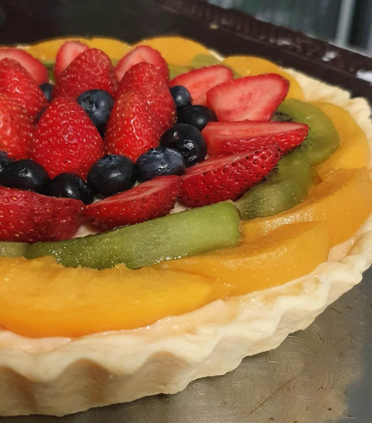 Tarta frutal con frutillas y kiwi