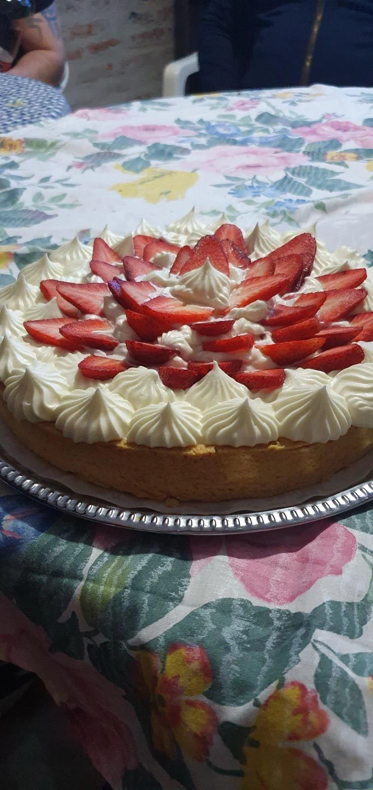 Torta con frutillas y crema