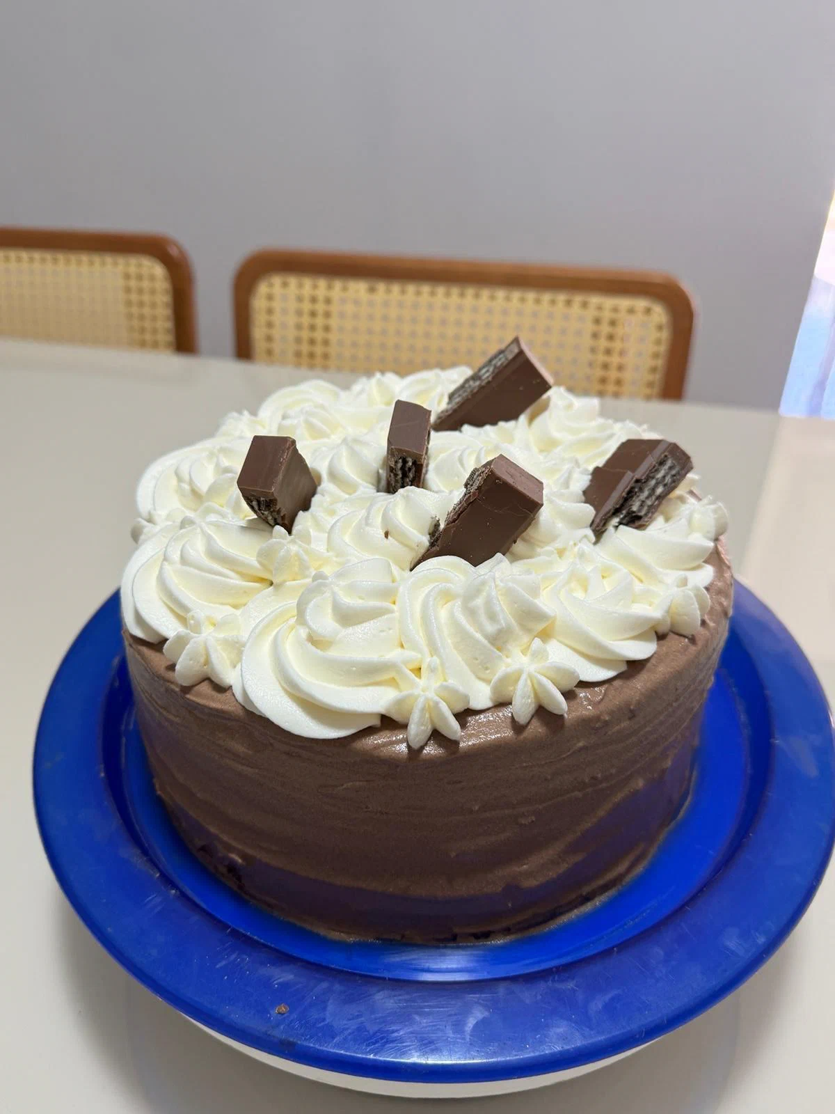 Torta de chocolate con buttercream blanco y hojas de chocolate