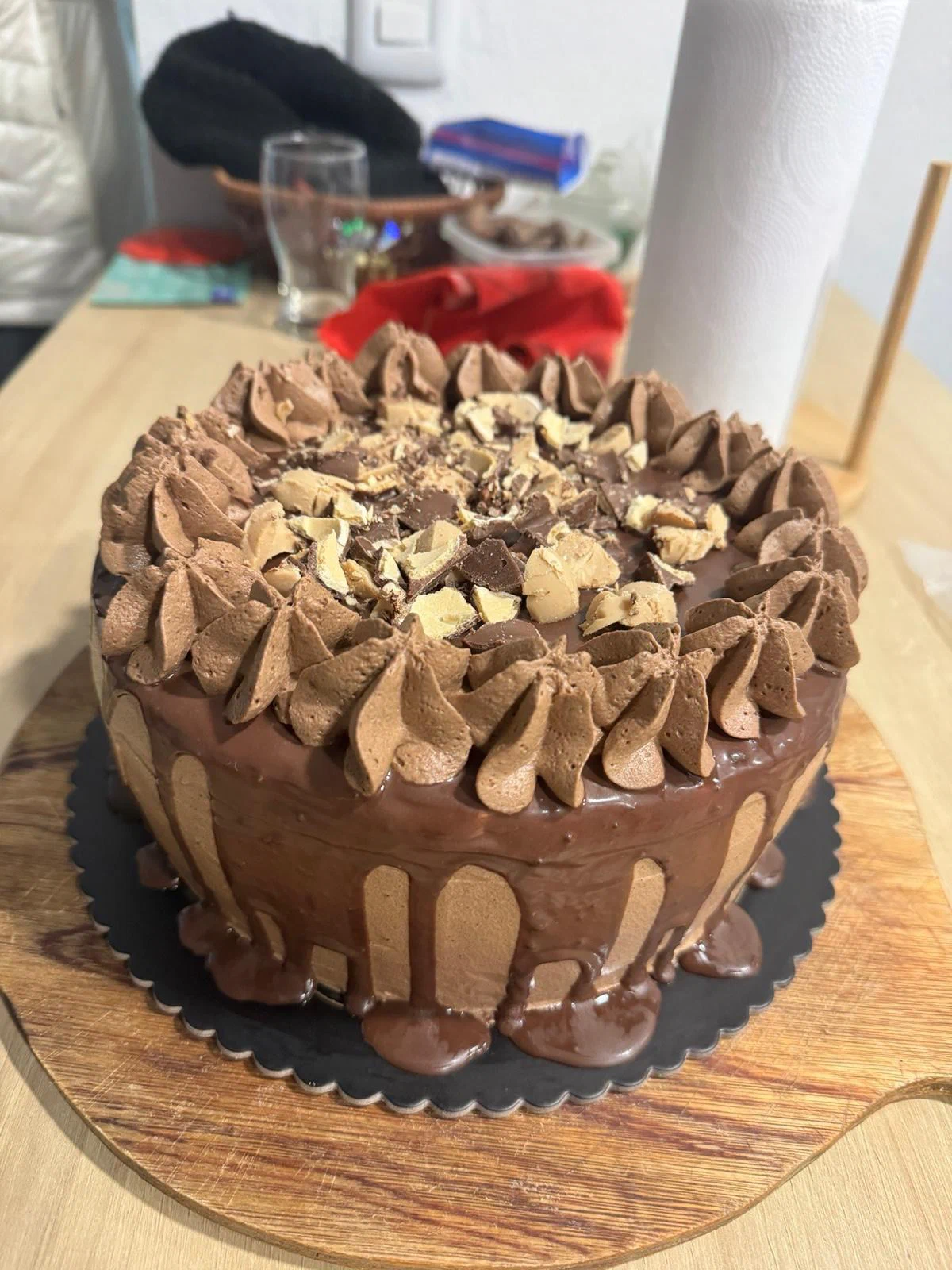 Torta de chocolate con drips y virutas