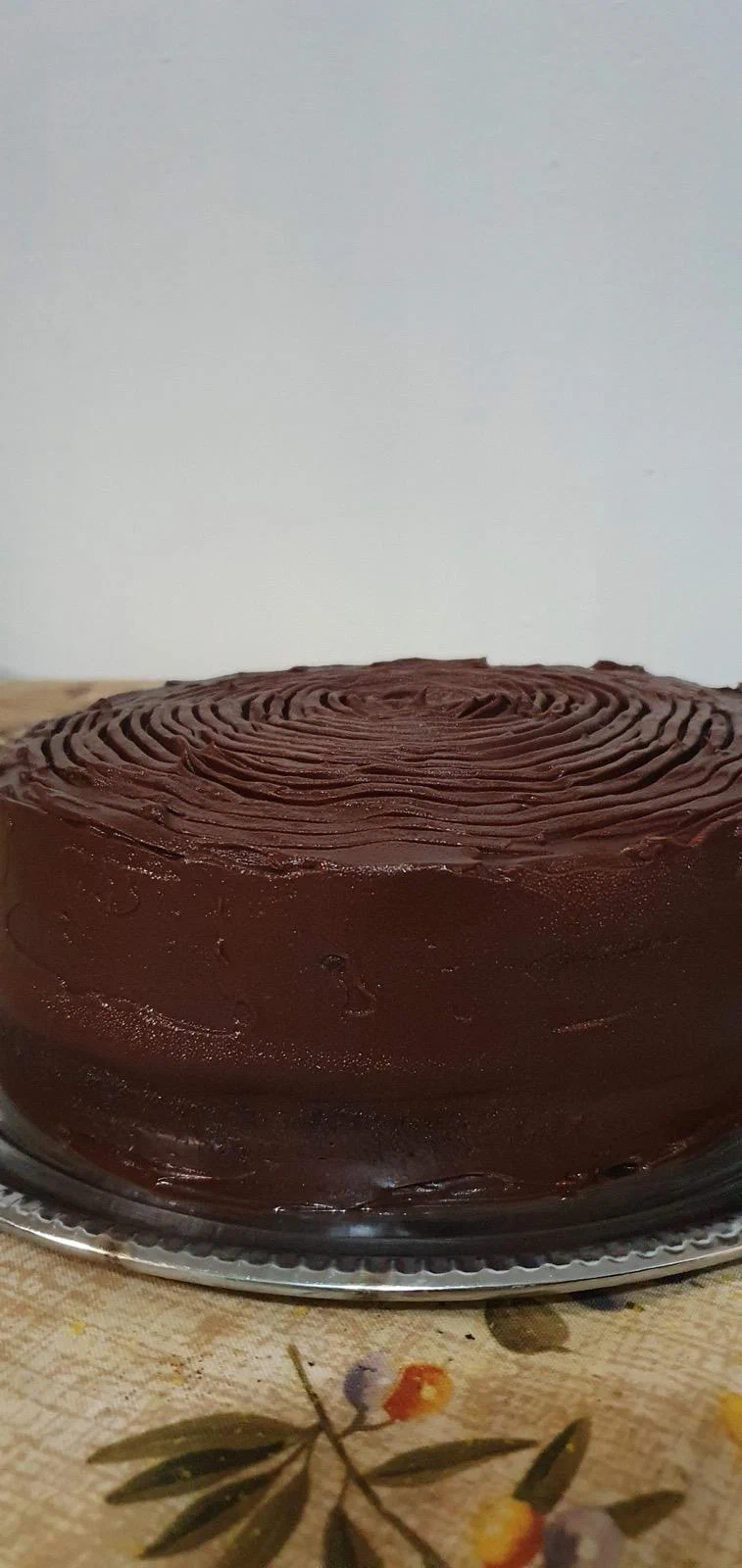 Torta de chocolate con relleno y cobertura