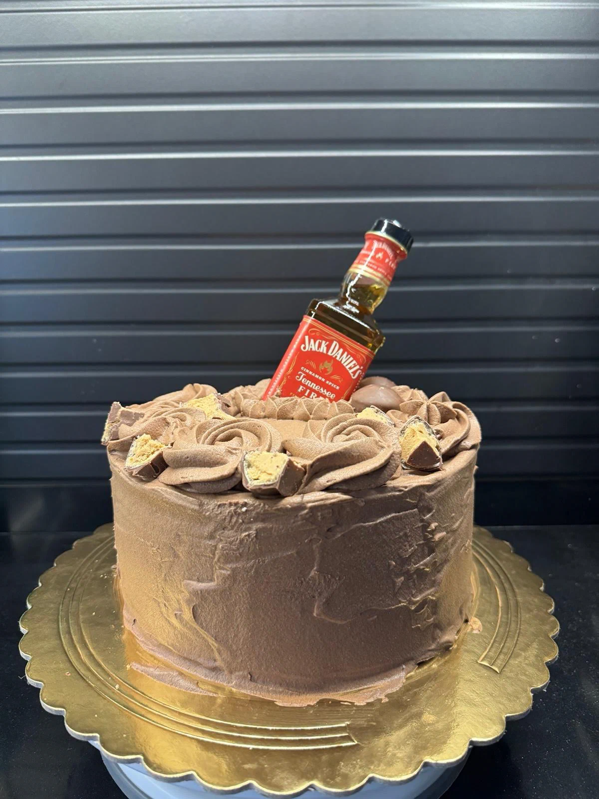 Torta de chocolate con decoración personalizada y topper