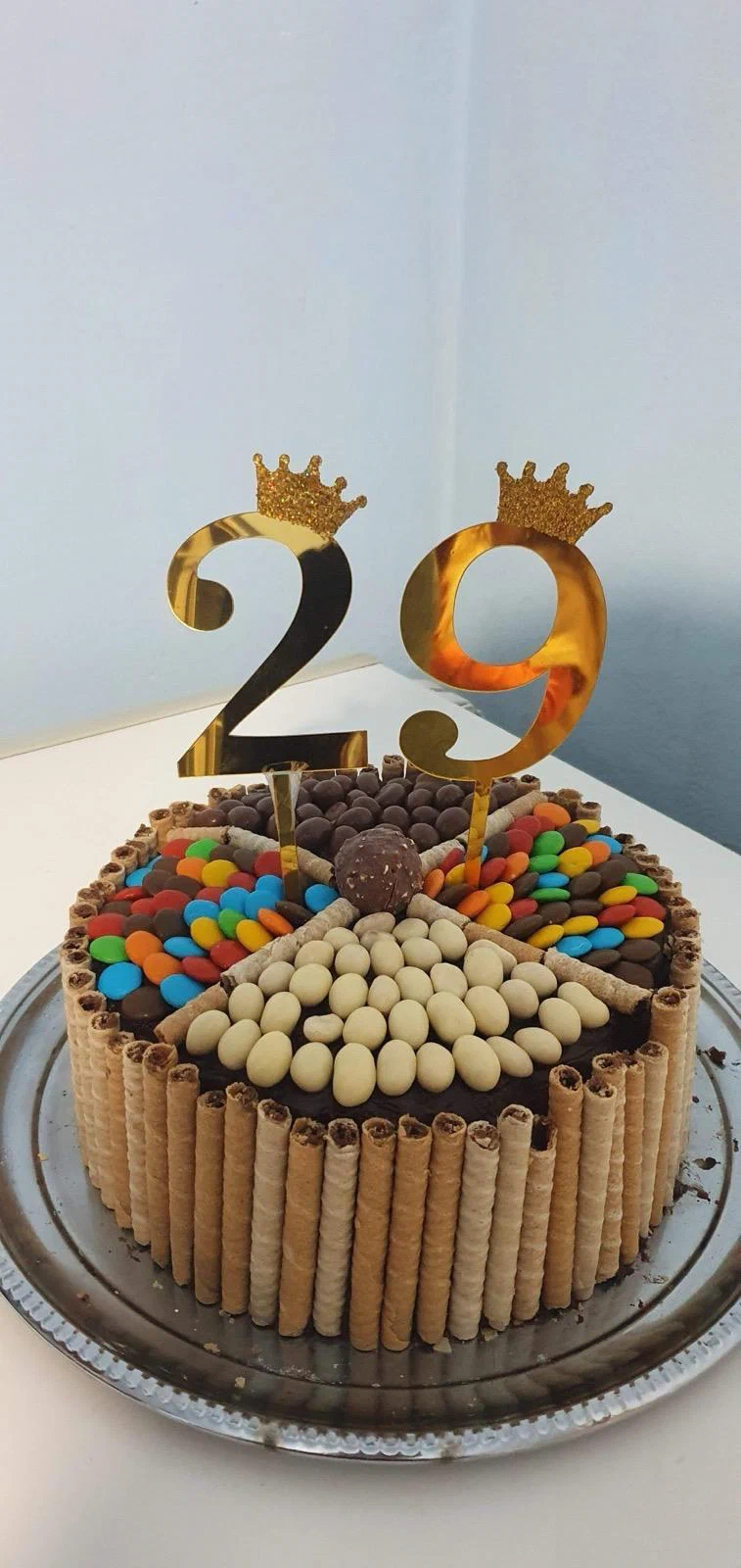 Torta de chocolate con topper de dos años y golosinas