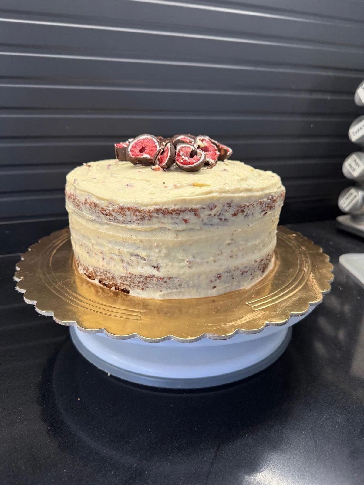 Torta blanca con frambuesas y chocolate