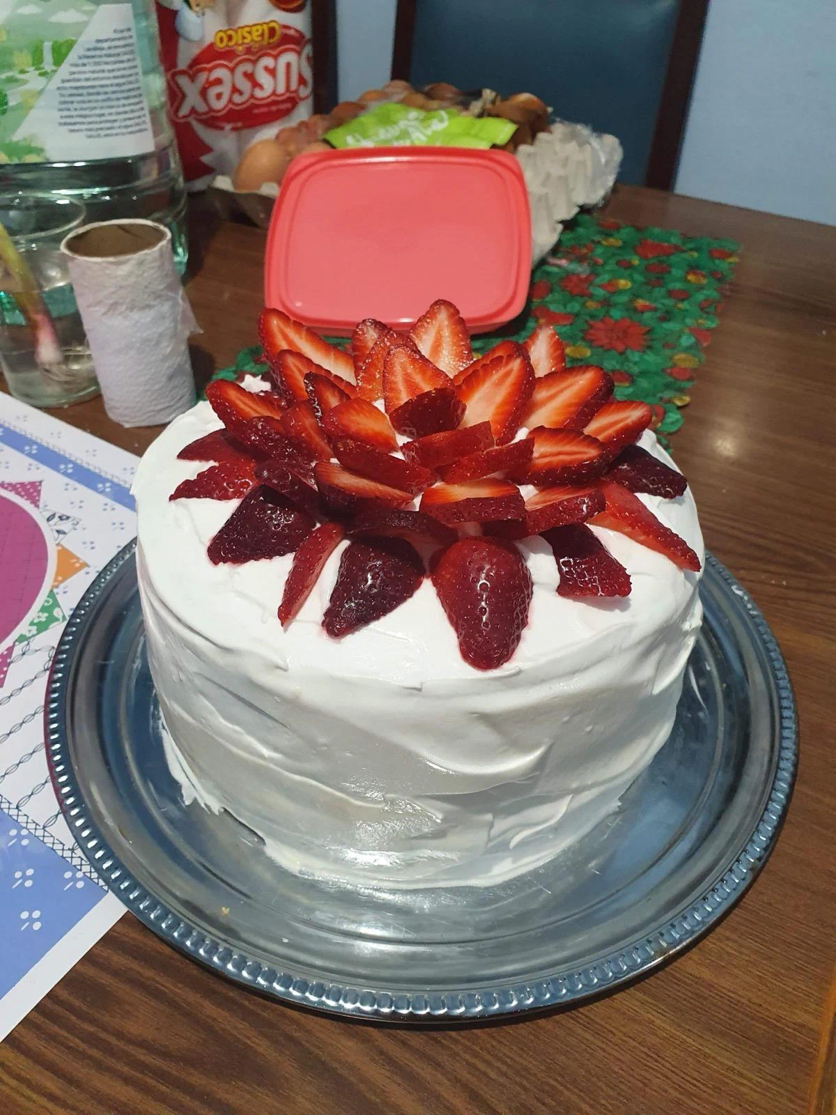 Torta blanca con frutillas