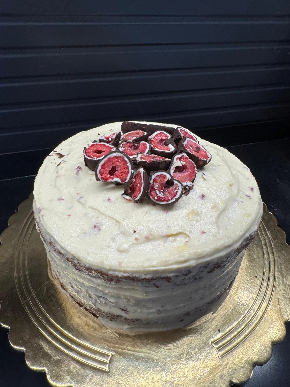 Torta con frutos rojos y flores