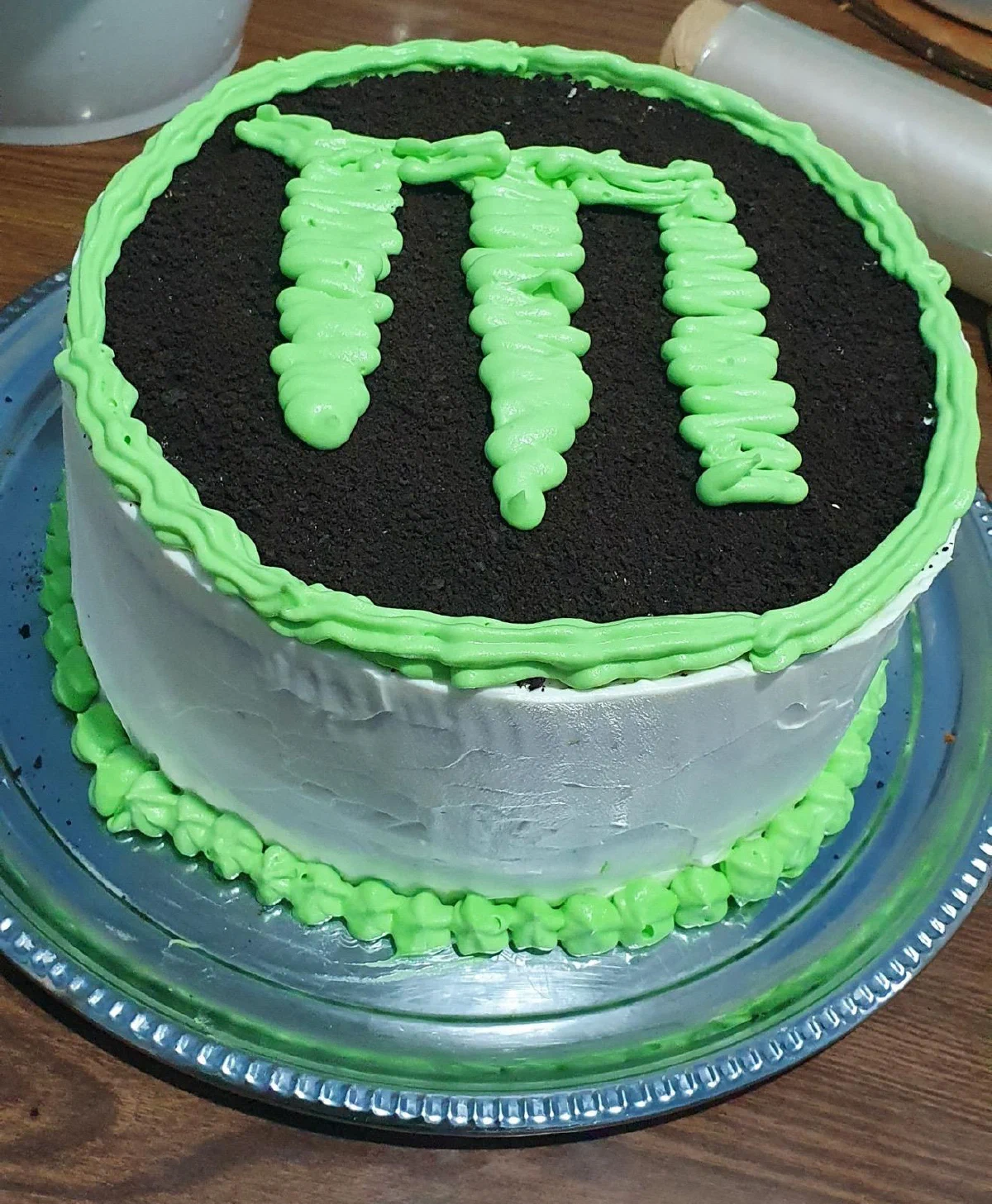 Torta personalizada con decoración gamer en verde y negro