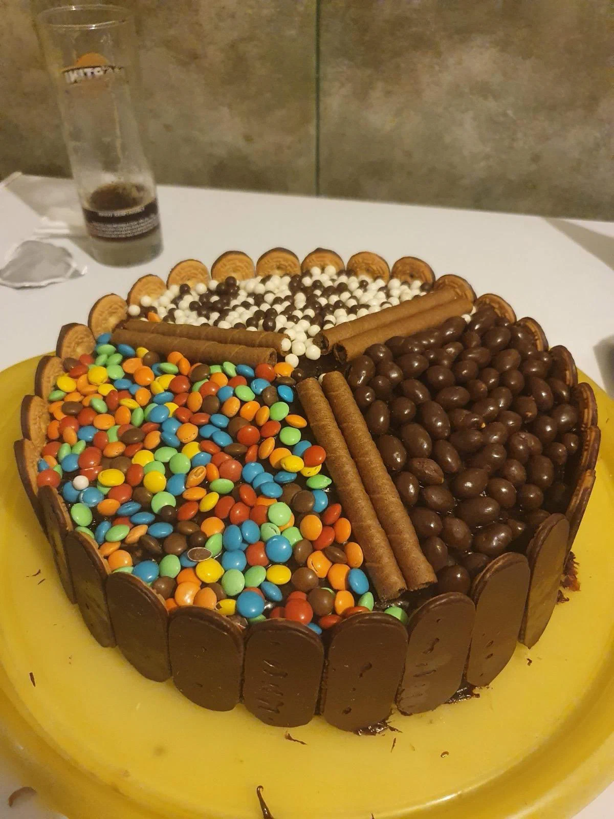 Torta de chocolate decorada con golosinas