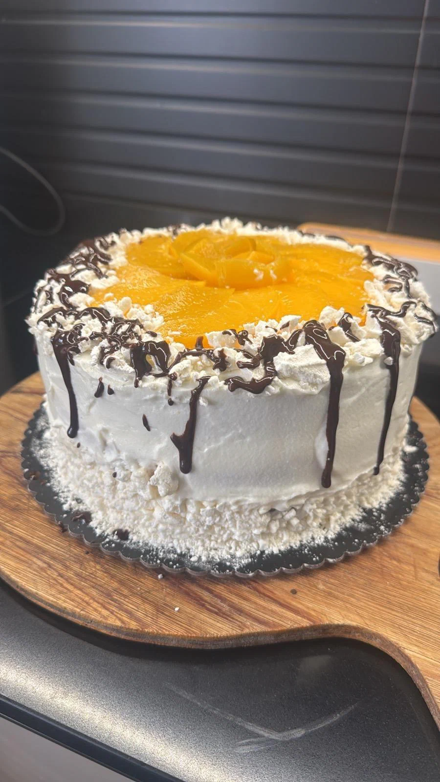 Torta blanca con mango y chocolate