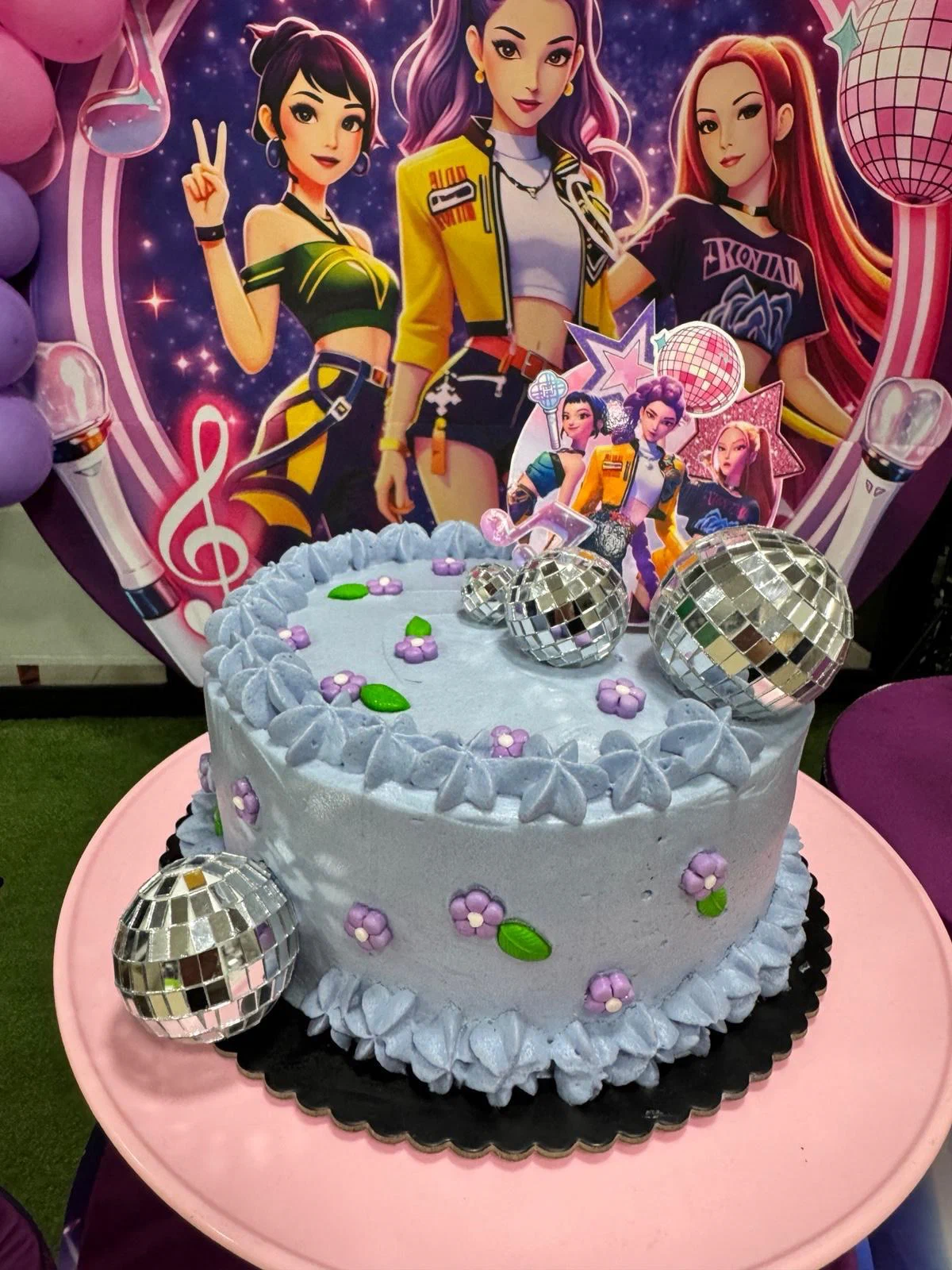 Torta personalizada de varios pisos con personajes