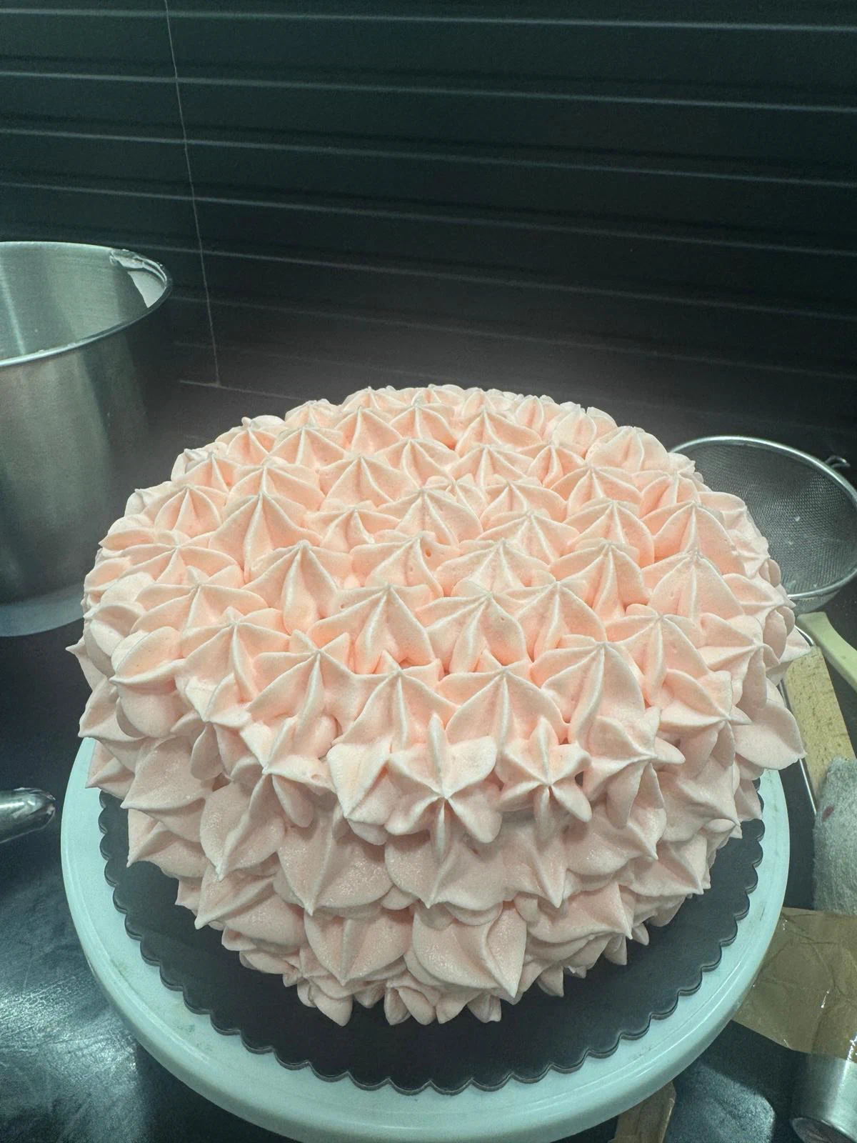 Torta rosa pálido con buttercream en picos
