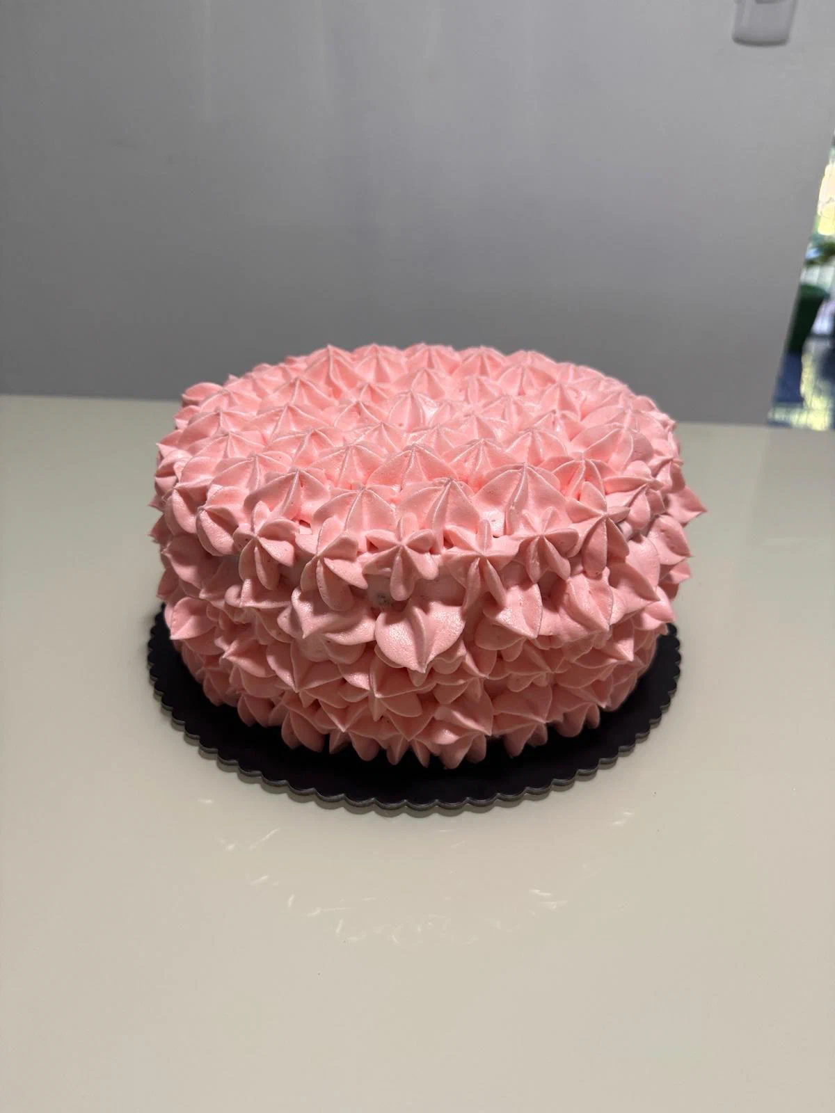 Torta rosa con buttercream y decoración en picos