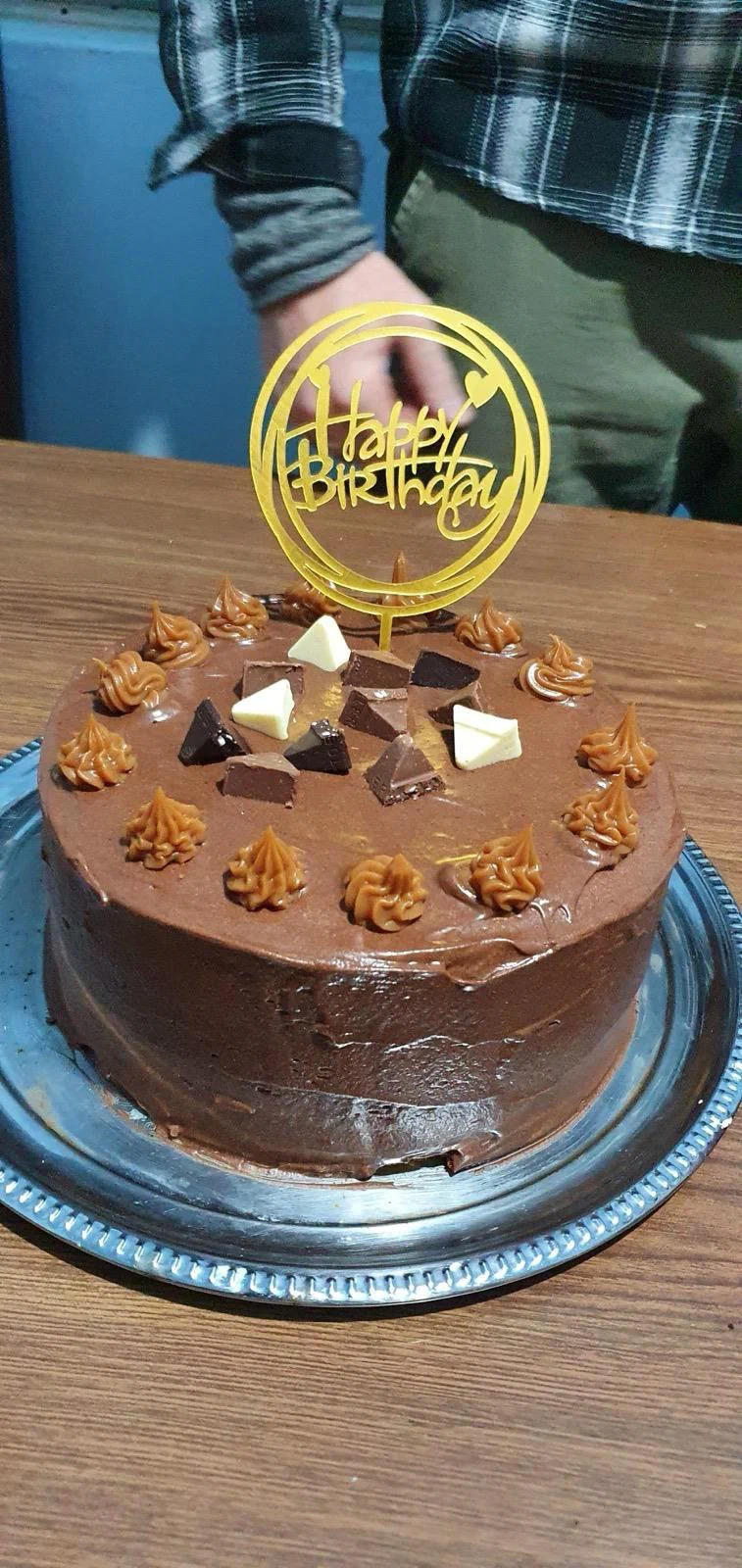 Torta de chocolate con topper dorado